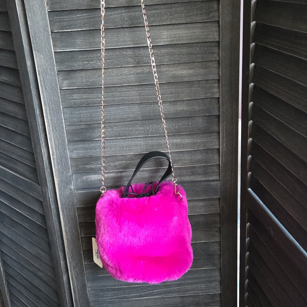 Unbranded Fuchsia Faux Fur Crossbody Bag with Gold Chain - Picture 4 of 4